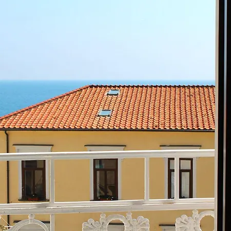 Guest house Diecisedici 4*